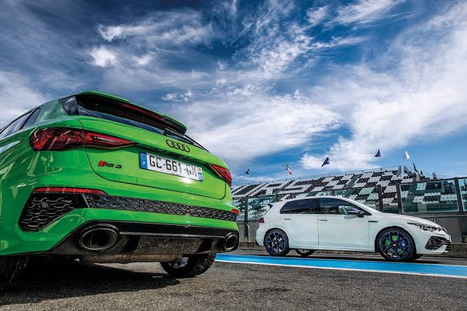 Deux compactes sportives, deux philosophies : la puissance et le caractère du 5 cylindres face à la polyvalence et l’équilibre de la Golf R. 🏁